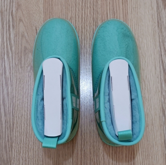 🔥 Todays Special Ugg Classic Clear Mini Waterproof Boots size 6 Youth/7.5 Women - Picture 8 of 13